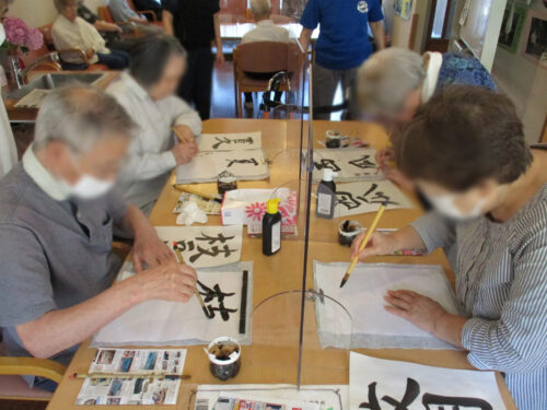 入居者が書道・絵画などの創作活動に取り組む様子